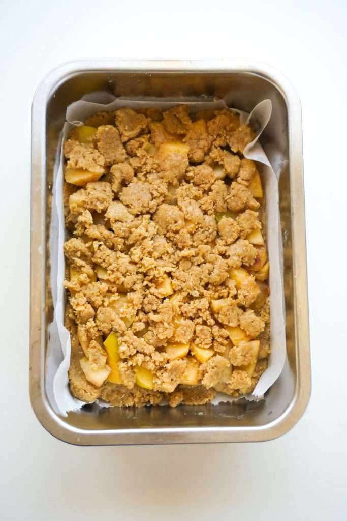 A simple and delicious recipe for healthy apple bars with an oatmeal crust and a cinnamon-y no sugar apple filling. This flourless fall dessert recipe is naturally gluten-free and ready in 40 minutes.