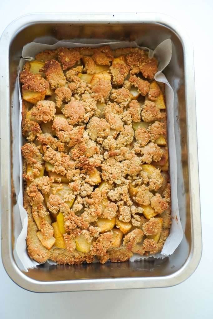 A simple and delicious recipe for healthy apple bars with an oatmeal crust and a cinnamon-y no sugar apple filling. This flourless fall dessert recipe is naturally gluten-free and ready in 40 minutes.