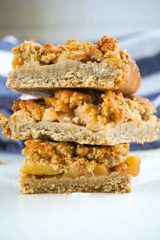 A simple and delicious recipe for healthy apple bars with an oatmeal crust and a cinnamon-y no sugar apple filling. This flourless fall dessert recipe is naturally gluten-free and ready in 40 minutes.