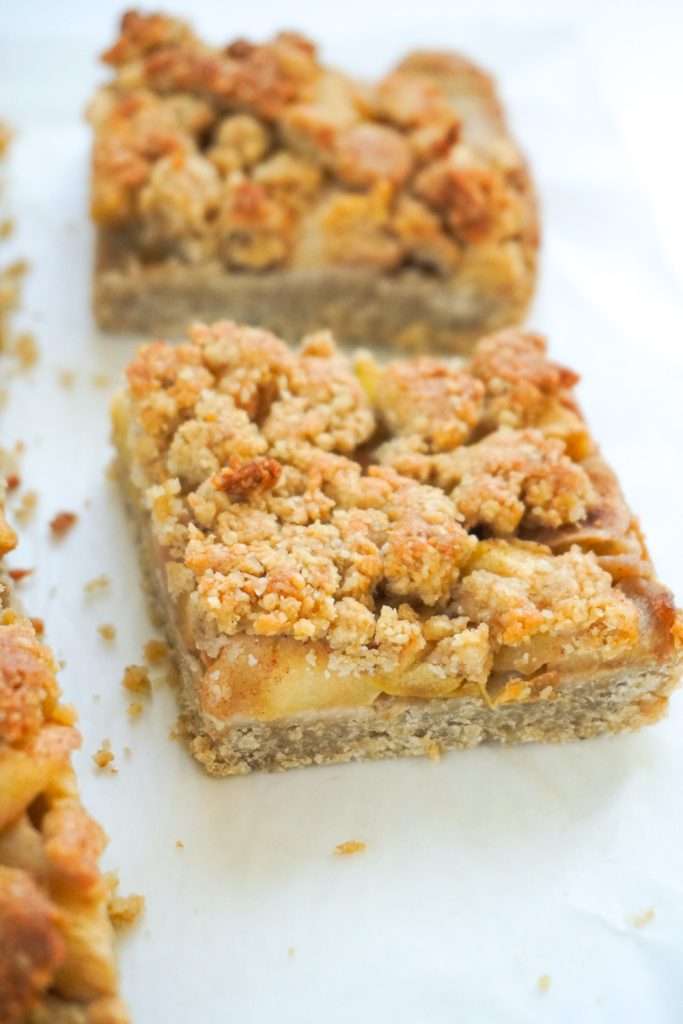 A simple and delicious recipe for healthy apple bars with an oatmeal crust and a cinnamon-y no sugar apple filling. This flourless fall dessert recipe is naturally gluten-free and ready in 40 minutes.